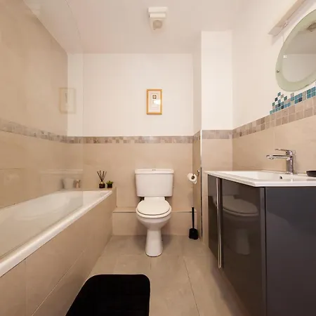 Stylish And Trendy 2bed In Centre